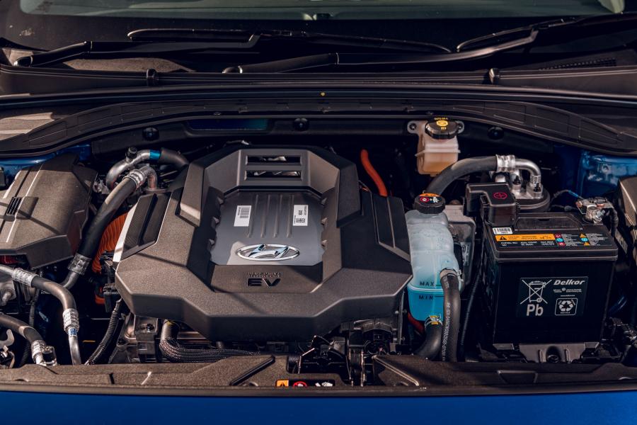 Моторный отсек Hyundai IONIQ electric (AE) 2019 года  (UK) (фото 12 из 37)